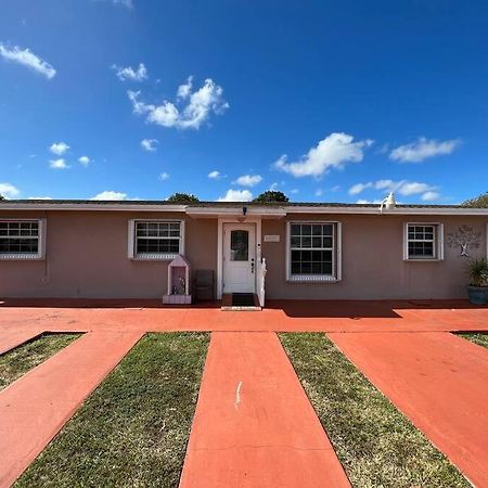 Cheerful 3-Bedroom Home, Free Parking On Premises Маями Гарденс Екстериор снимка